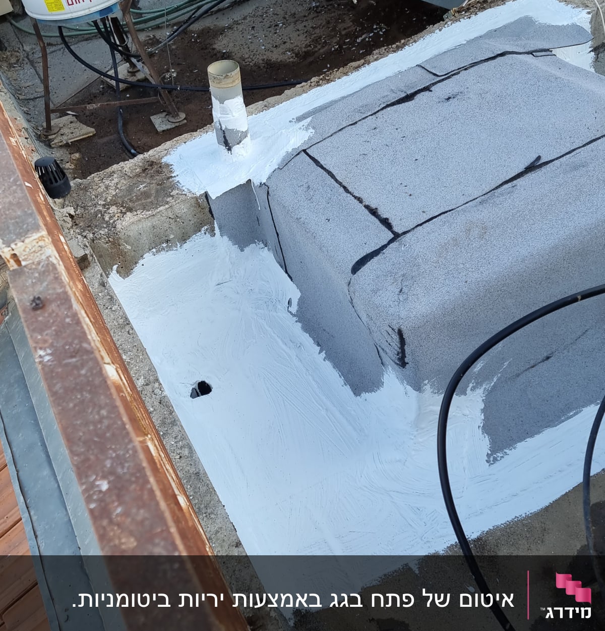 איטום גג עם חומר לבן סביב צינור ואנטנות